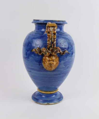 ITALIE (probablement Urbino) Vase de forme balustre en faïence à fond bleu, les anses...