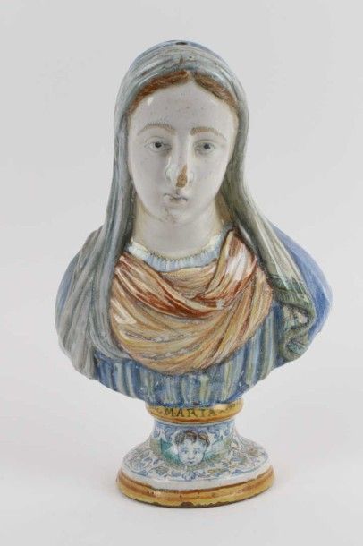 Italie (probablement Deruta) Buste en faïence représentant la Vierge Marie drapée...