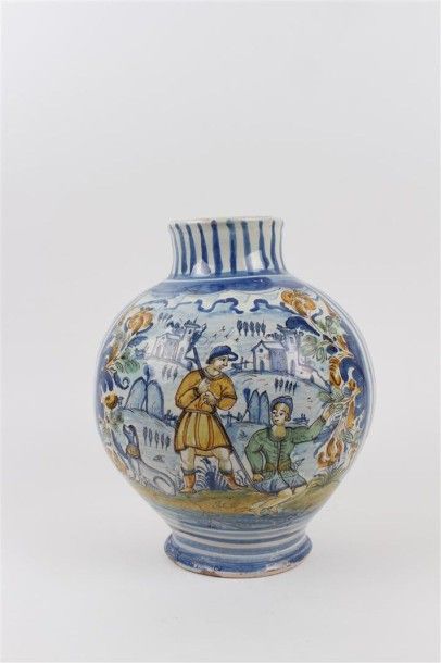 NAPLES Vase de forme globulaire en faïence à décor polychrome de deux hommes et d'un...