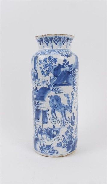 DELFT Vase de forme rouleau en faïence à décor en camaïeu bleu de paysages lacustres...