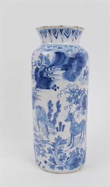 DELFT Vase de forme rouleau en faïence à décor en camaïeu bleu de paysages lacustres...