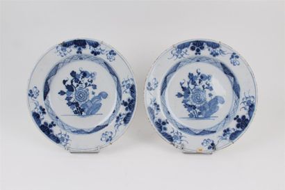 Angleterre Deux plats ronds en faïence à décor en camaïeu bleu dans le style chinois...
