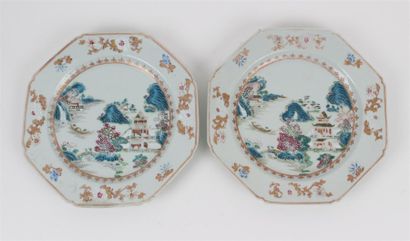 CHINE Deux assiettes octogonales en porcelaine à décor polychrome des émaux de la...