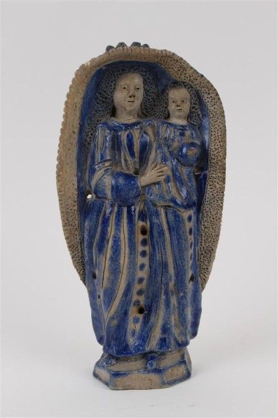 WESTERWALD Statuette de Vierge en grès émaillé bleu, tenant l'Enfant dans le bras...
