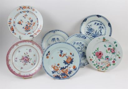 CHINE Huit assiettes en porcelaine à décor polychrome des émaux de la famille rose...