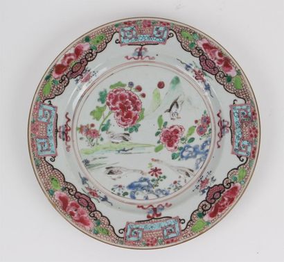 CHINE Assiette en porcelaine à décor polychrome des émaux de la famille rose au centre...