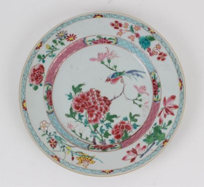 CHINE Assiette en porcelaine à décor polychrome des émaux de la famille rose au centre...