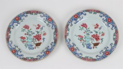 CHINE Deux assiettes en porcelaine à décor polychrome des émaux de la famille rose...