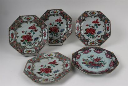 CHINE Cinq assiettes en porcelaine de forme octogonale à décor polychrome des émaux...