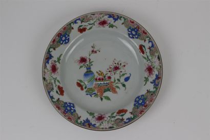 CHINE Assiette en porcelaine à décor polychrome des émaux de la famille rose d'un...