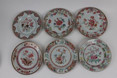 CHINE Douze assiettes en porcelaine à décor polychrome des émaux de la famille rose...