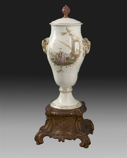 MARSEILLE Grand vase en faïence de forme balustre couvert muni de deux anses en forme...