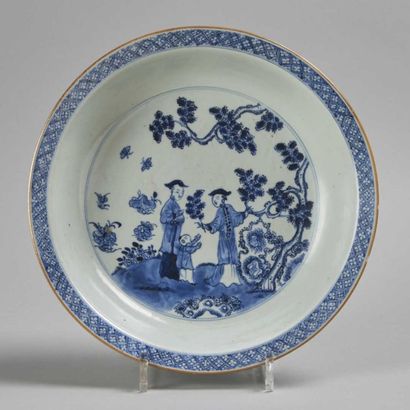 CHINE Jatte ronde en porcelaine à décor en bleu sous couverte d'une famille chinoise...