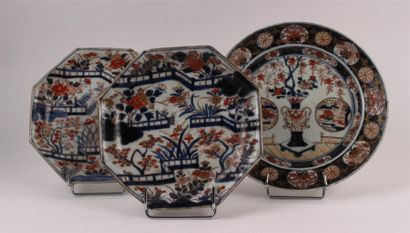 JAPON Un plat rond et deux plats octogonaux en porcelaine à décor bleu, rouge et...