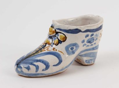 NEVERS Soulier en faïence à décor bleu et orangé de fleur stylisée et filet.
XVIIIe...