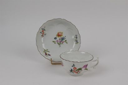 MEISSEN Tasse à thé et sa soucoupe en porcelaine à décor en relief de pétales de...