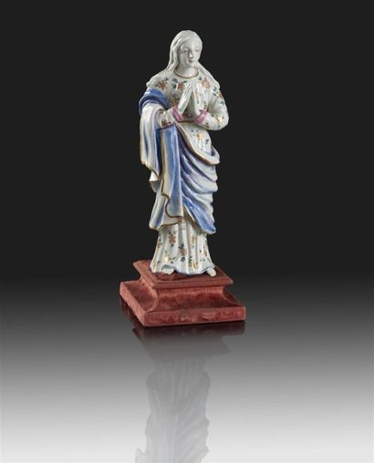VIENNE (Du Paquier) Rare statuette en porcelaine représentant la Vierge en prière...