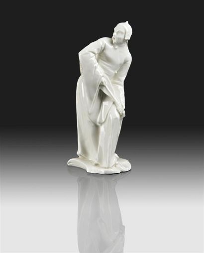 NYMPHEMBOURG Statuette en porcelaine émaillée blanche représentant un chinois debout...