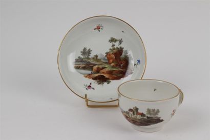 FRANKENTHAL Tasse à thé et sa soucoupe en porcelaine à décor polychrome de paysages...