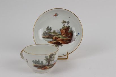 FRANKENTHAL Tasse à thé et sa soucoupe en porcelaine à décor polychrome de paysages...