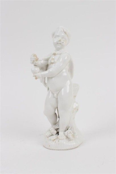 Allemagne Statuette en porcelaine blanche représentant un jeune enfant bachique debout...