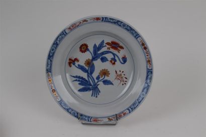 DOCCIA Assiette à potage en porcelaine à décor bleu et rouge dans le style Imari...