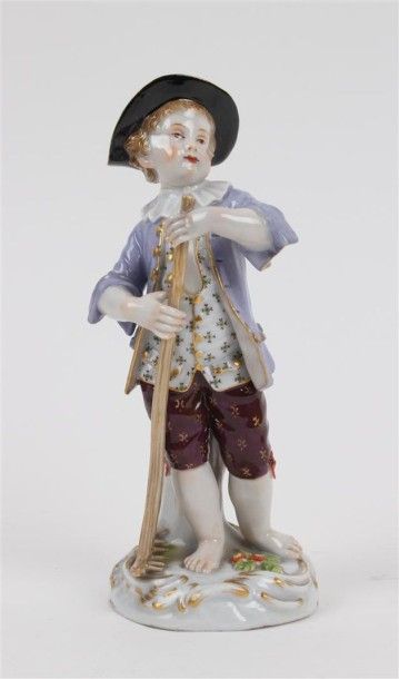 MEISSEN Statuette en porcelaine représentant un jeune jardinier debout appuyé cont...