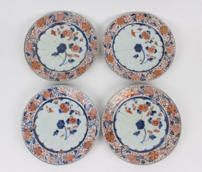JAPON Suite de quatre assiettes en porcelaine à décor bleu, rouge et or dit Imari...