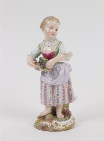 MEISSEN Statue tte en porcelaine représentant une jeune jardinière debout portant...
