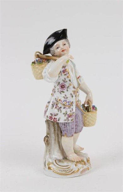 MEISSEN Statuette en porcelaine représentant un jeune jardinier debout portant deux...