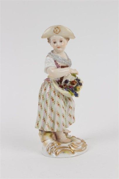 MEISSEN Statuette en porcelaine représentant une jeune jardinière debout portant...
