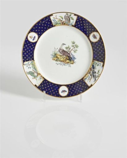 TOURNAI Assiette en porcelaine tendre provenant du service du duc d'Orléans à décor...