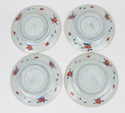 JAPON Suite de quatre assiettes en porcelaine à décor bleu, rouge et or dit Imari...