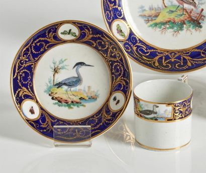 TOURNAI Petite tasse de forme litron et une soucoupe 4ème grandeur en porcelaine...