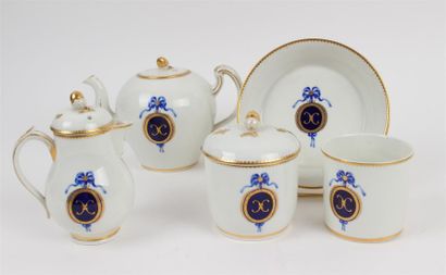 TOURNAI Partie de service à thé en porcelaine tendre à décor en or du monogramme...