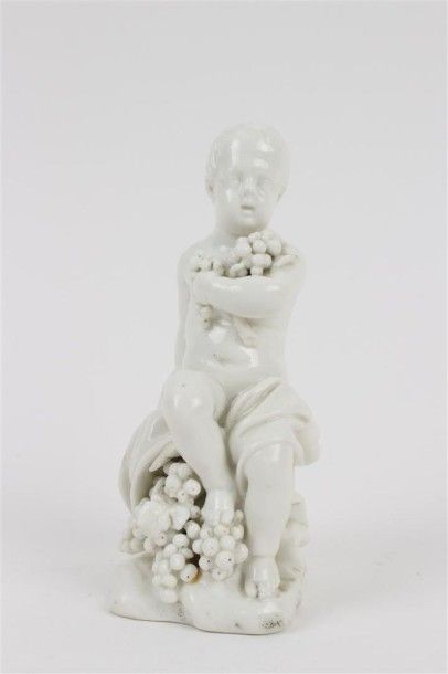 TOURNAI Statuette en porcelaine tendre émaillée blanche représentant un jeune garçon...