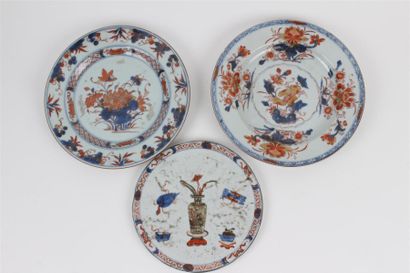 CHINE Deux assiettes en porcelaine à décor bleu, rouge et or dit Imari de pivoines...