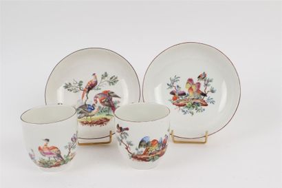 TOURNAI Deux tasses et leur soucoupe en porcelaine tendre à décor polychrome d'oiseaux...