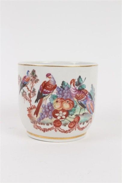 TOURNAI Corps de pot à sucre en porcelaine tendre de forme cylindrique à décor polychrome...