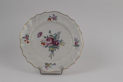 TOURNAI Assiette en porcelaine tendre à côtes torses et motifs de vannerie en léger...