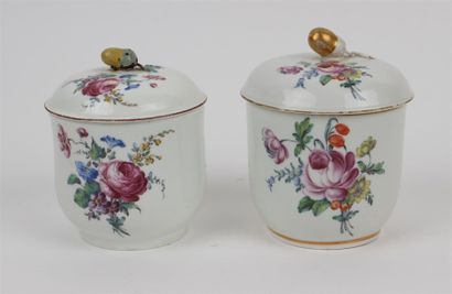 TOURNAI Deux pots à sucre couverts en porcelaine tendre de forme cylindrique, décor...