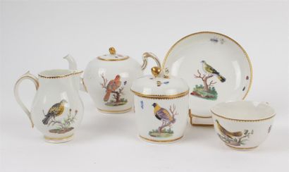 TOURNAI Partie de service à thé en porcelaine tendre à décor polychrome d'oiseaux...