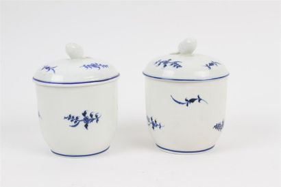 TOURNAI Deux pots à sucre cylindriques couverts en porcelaine tendre à décor en camaïeu...