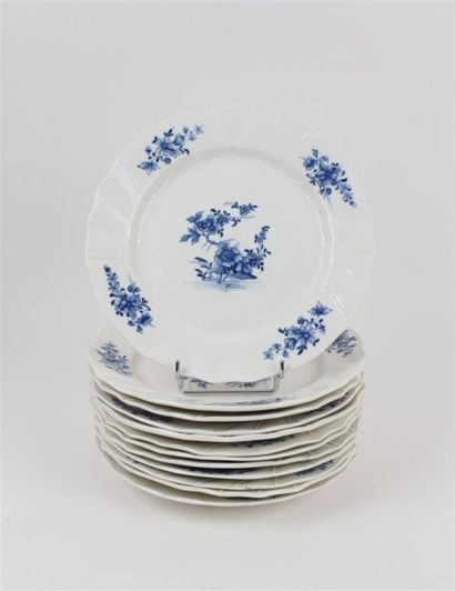 TOURNAI Douze assiettes en porcelaine tendre à côtes torses en relief à décor en...