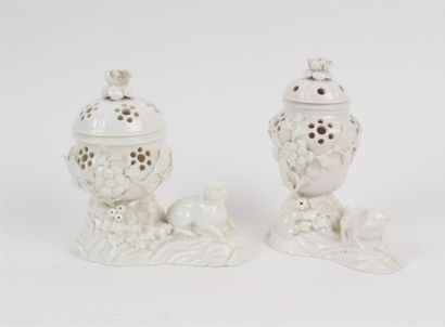 SAINT CLOUD Deux groupes en porcelaine tendre émaillée blanche formés d'un vase pot-pourri...