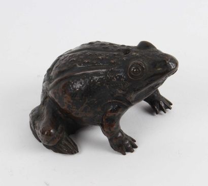 CHINE Sifflet en bronze à patine brune figurant une grenouille. 
 H. 6,5 cm