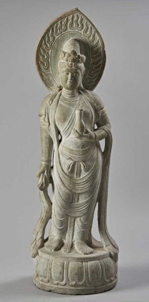 CHINE - XXe siècle Statue de Guanyin en grès gris, debout sur un socle en forme de...
