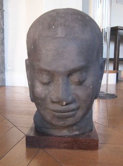 null SCULPTURE figurant la tête du roi Jayavarman VII du Cambodge. D'après une oeuvre...
