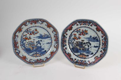 CHINE Deux assiettes octogonales à décor d'un paysage lacustre en camaïeu bleu rose...