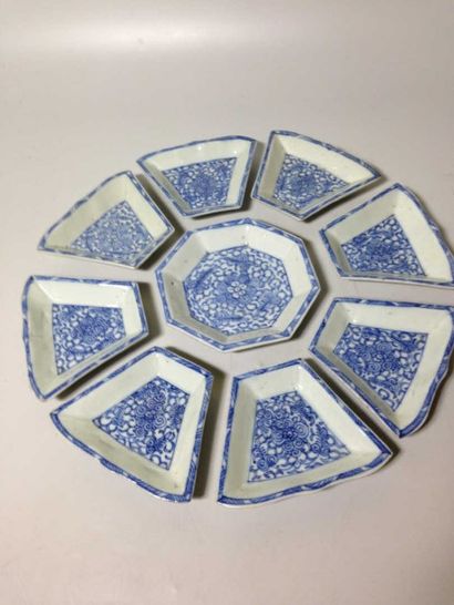 CHINE Surtout de table à décor bleu (9 pièces). 